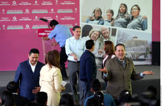 Ayudas. En Ecatepec, 904 alumnos recibieron una memoria de 2 GB . Eruviel Ávila (al frente) y Aurelio Nuño, las entregaron.