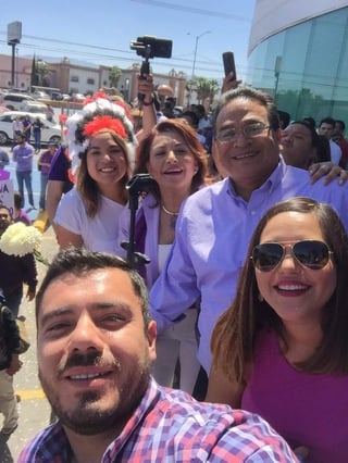 El lagunero Javier Guerrero arribó al Instituto Electoral de Coahuila junto con cientos de simpatizantes para registrarse como candidato independiente a la gubernatura de Coahuila. (TWITTER)

