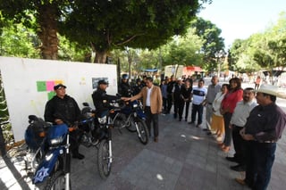 El equipo de transporte que entregó la alcaldeaa María Luisa González Achem son motocicletas y bicicletas. (EL SIGLO DE TORREÓN)