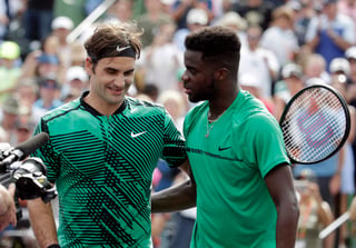 Roger Federer (i) tuvo algunos problemas para derrotar hoy al estadounidense Frances Tiafoe. (AP)