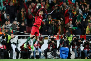 Cristiano Ronaldo celebra uno de sus tantos en la victoria de Portugal 3-0 sobre Hungría. (EFE)