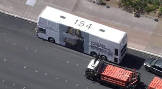 Luego de atrincherarse en el autobús, el sujeto armado se entregó a la policía de Las Vegas. (TWITTER)