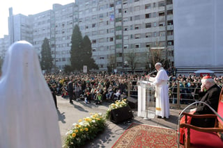 El pontífice habló en Forlanini, una zona conocida como las 'Casas Blancas' y con problemas de marginación, en la periferia de Milán, adonde llegó esta mañana desde el Vaticano. (EFE)