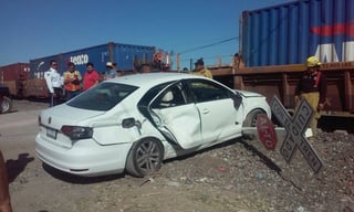Accidente. El conductor de la locomotora no pudo hacer nada para evitar embestir el vehículo sedán que terminó destrozado.