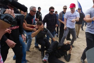 Pelea. Opositores se enfrentaron con seguidores de Trump durante una marcha en la ciudad de Huntington Beach.