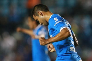 Adrián Aldrete anotó uno de los penaltis para el Cruz Azul. Cruz Azul vence a Pumas en encuentro amistoso