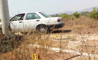 En Chahuites, municipio ubicado en la zona oriente del Istmo, fueron hallados dos cuerpos en el interior de un coche marca Nissan, tipo Tsuru, color blanco y con placas de circulación DRZ-9783 del estado de Chiapas. (TWITTER)

