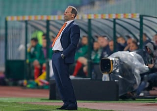 Tras la derrota del sábado ante Bulgaria, el técnico Danny Blind fue cesado de la dirección técnica del equipo. (AP)
