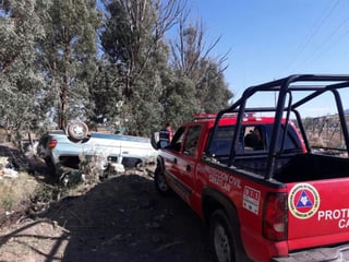 Torreónense resulta lesionado al chocar y volcar en carretera Durango-Mazatlán