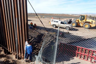 Labor. En este momento ya hay trabajadores mexicanos arreglando partes de la barrera fronteriza.