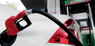 Caída. Ante el incremento en el precio de la gasolina premium (roja), los consumidores optaron por la magna. 