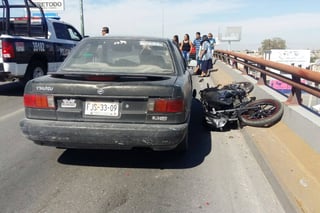 Accidente. Un motociclista quedó lesionado luego de ser chocado por un automóvil tipo Tsuru en la carretera Torreón-Matamoros. (EL SIGLO DE TORREÓN)