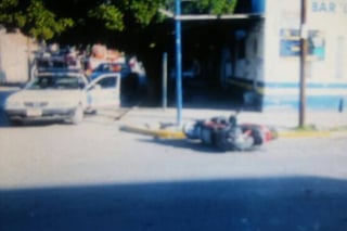 Impacto. El motociclista fue auxiliado por los paramédicos de Cruz Roja y trasladado a un hospital.