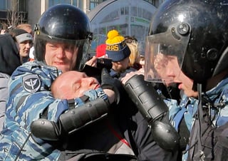 Decenas de miles de personas participaron el domingo en una jornada de protestas que se extendió por todo el país y que en el caso de Moscú se saldó con más de 500 detenidos. (EFE)
