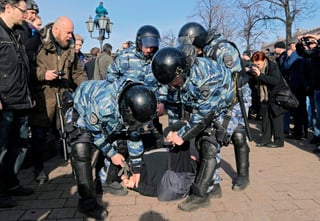 Decenas de miles de rusos respondieron el domingo en más de 80 ciudades del país a la llamada de Navalni a participar en una jornada de protestas contra la corrupción en la administración pública. (EFE)