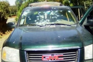 Autoridades informaron que los civiles habrían interceptado la camioneta GMC color azul del precandidato, rodearon el vehículo para posteriormente disparar contra el. (ESPECIAL)
