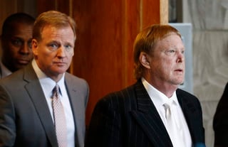 Roger Goodell (i), comisionado de la NFL y Mark Davis (d), dueño de los Raiders, durante la reunión de dueños de la NFL. (AP)