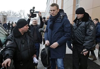 Condena. Alexéi Navalni (centro) fue arrestado por las manifestaciones que organizó el domingo.
