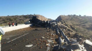 Accidente. Los dos vehículos involucrados terminaron totalmente destrozados sobre la autopista. 