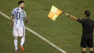 Después del partido, Messi se negó a dar la mano al juez de línea.