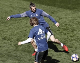 
Si el lunes fue Luka Modric el que volvió a entrenarse a las órdenes de Zinedine Zidane, este martes fue Bale el que lo hizo tras ejercitarse ayer en solitario en una sesión de recuperación.