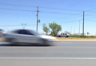 La semana pasada se aplicaron 250 multas a conductores que violaron los límites de velocidad en la autopista a San Pedro. (ARCHIVO)