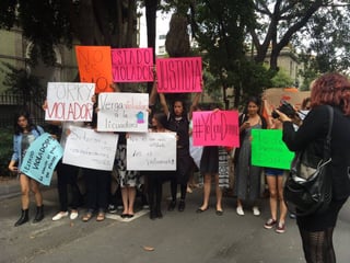 En contra. Varios colectivos feministas protestaron por el amparo para Diego Cruz.