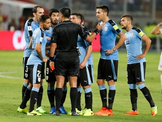 Con la derrota, Uruguay bajó al tercer lugar en la eliminatoria sudamericana y Perú subió al séptimo puesto. (AP)