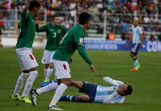 Argentina cayó ayer por marcador de 2-0, en la altura de La Paz, Bolivia. Messi no pudo jugar. (AP)