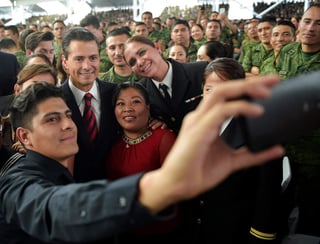 Recuerdo. Enrique Peña Nieto aprovechó al ir a saludar a los soldados y tomarse varias ‘selfies’.

