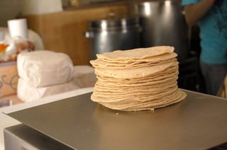 En promedio, las tortillerías en Torreón venden el kilo en 16 pesos, aunque el precio varía de 12 a 17 pesos, según el establecimiento. (ARCHIVO)