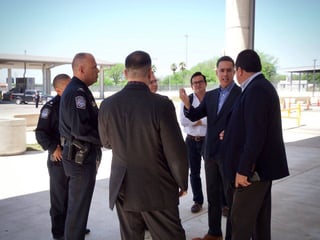 Gira. Guillermo Anaya se reunió con funcionarios de aduanas y seguridad.