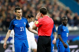 El árbitro Felix Zwayer recibe indicaciones para anular un gol de Francia en el partido amistoso ante España. Árbitros quieren ver las repeticiones