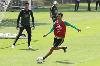 Rafael Márquez sufrió una lumbalgia en el juego contra Costa Rica y viajará hoy a Houston para un chequeo médico. (Archivo)
