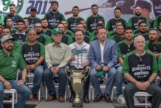 El gobernador José Rosas Aispuro recibió el jersey personalizado del equipo, que debutará ante Rieleros de Aguascalientes. Presenta Aispuro Torres a los Generales