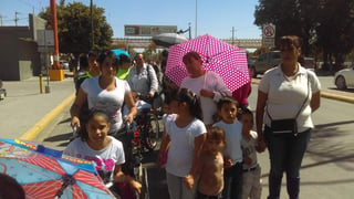 A la manifestación acudieron tres menores en sillas de ruedas, un invidente, sus familiares y terapeutas. (EL SIGLO DE TORREÓN)

