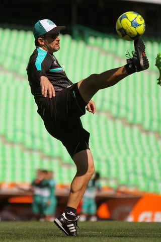 José Manuel de la Torre dio muestra de que aún tiene futbol en sus botines. (Fotografías de Jam Media)
