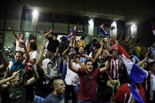 La toma. Varios de los manifestantes lograron entrar en el edificio del Congreso de Paraguay, en el centro de Asunción. (EFE Y AP)