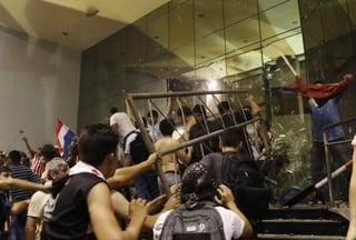 Choque. Varios de los manifestantes entraron al edificio del Congreso de Paraguay, rompiendo los cristales de la entrada.