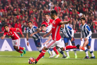 Jonás puso adelante al Benfica luego de anotar un penal a los siete minutos. (EFE)