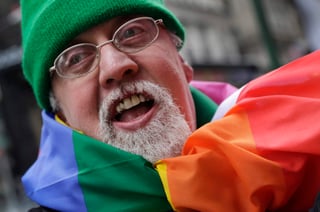 Según su página web, aprendió por sí solo a coser y comenzó a fabricar banderas para marchas gay y pacifistas. La bandera arcoíris la creó en 1978. (AP)