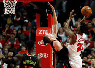 Jimmy Butler (d) anotó 33 puntos en la victoria 106-104 de los Bulls sobre Hawks de Atlanta. (AP)