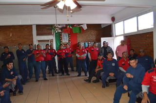 Los elementos se organizaron para exigir mejores condiciones en de trabajo, seguro de vida para los familiares de Gustavo Muñoz y para el resto de los bomberos. (ROBERTO ITURRIAGA)