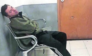 Familiares de las víctimas se molestaron cuando se les mostró una imagen de Carlos Salomón dormido en una de las sillas de una sala anexa. (TWITTER)