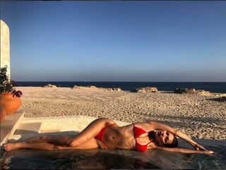 La modelo compartió algunas imágenes de su estancia en la playa. (INSTAGRAM)