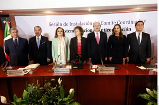 Inicio. Jacqueline Peschard (centro) encabezó la instalación del Comité Coordinador del Sistema Nacional Anticorrupción.