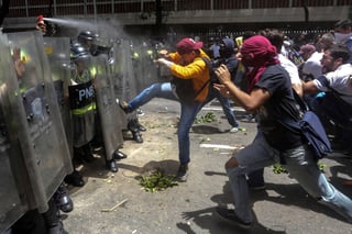 Choque. La policía disolvió con gases lacrimógenos y perdigones de goma una manifestación.