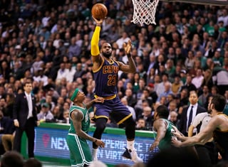 LeBron James anotó 36 puntos, bajó 10 rebotes y repartió seis asistencias en la victoria de Cavaliers 114-91 sobre los Celtics de Boston. (AP)