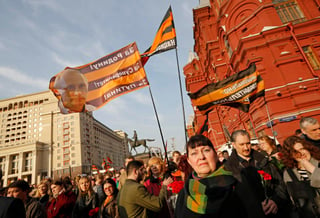 Se congregan en protesta contra el terrorismo y en solidaridad con las víctimas del atentado del lunes en el metro de San Petersburgo. (AP)