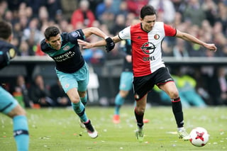 El zaguero mexicano es reconocido por su peligrosidad cuando se suma al ataque de su equipo, el PSV de Holanda. (Archivo)
